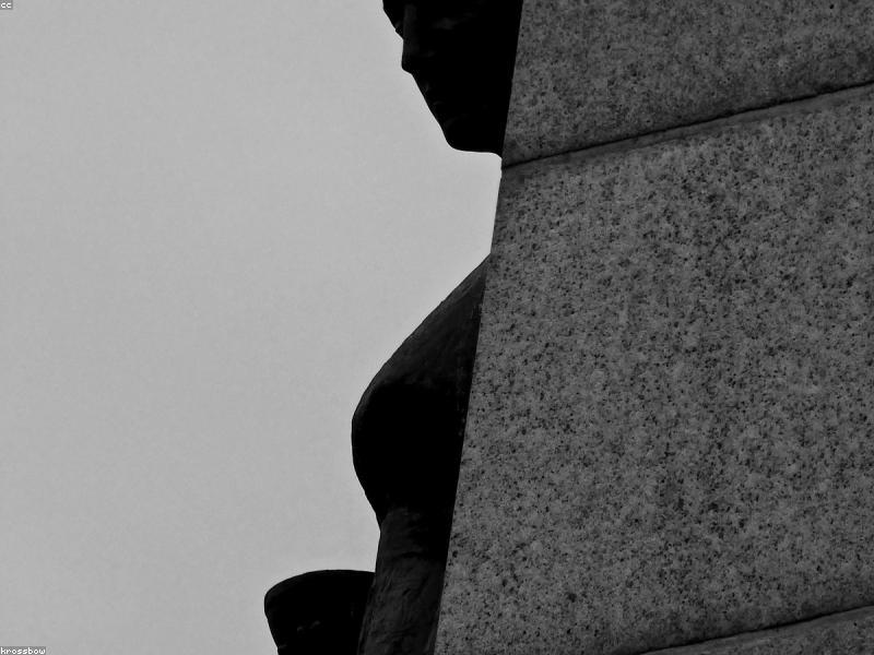 ಮದ್ಯದ ಅಂಗಡಿಯ ಬಾಗಿಲು ಬಂದ್ ಮಾಡಿಸಿದ ಜಿಲ್ಲಾಧಿಕಾರಿ 