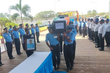 ವಿಮಾನ ದುರಂತದಲ್ಲಿ ಹುತಾತ್ಮರಾದ ಪೈಲಟ್ ಸಾರಥಿ ಅವರಿಗೆ ಅಂತಿಮ‌ ನಮನ