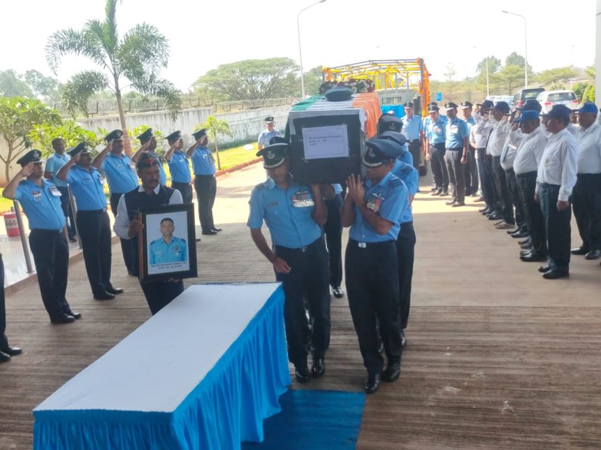 ವಿಮಾನ ದುರಂತದಲ್ಲಿ ಹುತಾತ್ಮರಾದ ಪೈಲಟ್ ಸಾರಥಿ ಅವರಿಗೆ ಅಂತಿಮ‌ ನಮನ