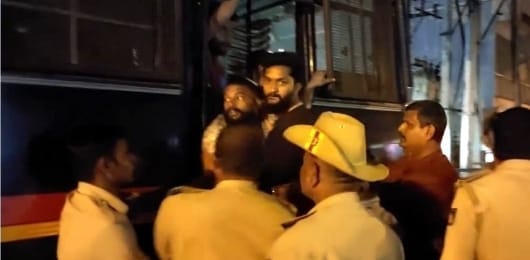 ಬೆಳಗಾವಿಯಲ್ಲಿ ಪಠಾಣ ಚಿತ್ರ ಪ್ರದರ್ಶನಕ್ಕೆ ಅಡ್ಡಿ; ಚಿತ್ರಮಂದಿರಕ್ಕೆ ನುಗ್ಗಿ ಪೋಸ್ಟರ್ ಹರಿದು ಪ್ರತಿಭಟನೆ