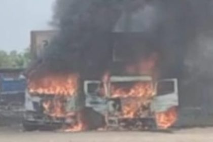 ಹೊಸ ಕಾರುಗಳನ್ನು ಸಾಗಿಸುತ್ತಿದ್ದ ಲಾರಿಗಳು ಬೆಂಕಿಗೆ ಆಹುತಿ