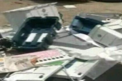 ಮತಯಂತ್ರಗಳ ಸಾಗಾಟ; ಮತಯಂತ್ರಗಳನ್ನು ಒಡೆದು, ಸಿಬ್ಬಂದಿಯನ್ನು ಥಳಿಸಿದ ಗ್ರಾಮಸ್ಥರು