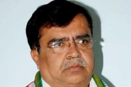 ಅಭಿಮಾನಿಗಳು ಸಿಡಿಸಿದ ಪಟಾಕಿಯ ಕಿಡಿ ತಗುಲಿ ಸಚಿವರ ಕಣ್ಣಿಗೆ ಗಾಯ