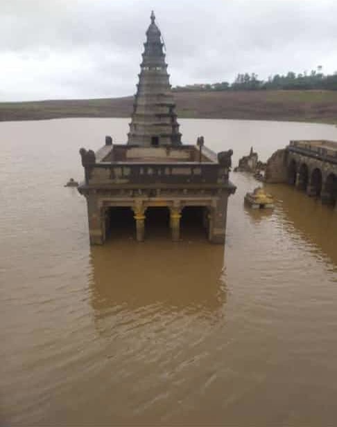 ಗೋಕಾಕ ಫಾಲ್ಸ ತೂಗು ಸೇತುವೆ ಮೇಲೆ ಸಂಚಾರ ನಿರ್ಬಂಧ; ವಿಠ್ಠಲ ಮಂದಿರ ಮುಳುಗಡೆ