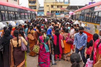 ಬಸ್ ಟಾಪ್ ಮೇಲೆ ಪ್ರಯಾಣಿಸಲು ಅವಕಾಶ ಕೊಡಿ ಎಂದು ವಿದ್ಯಾರ್ಥಿಗಳ ಆಗ್ರಹ