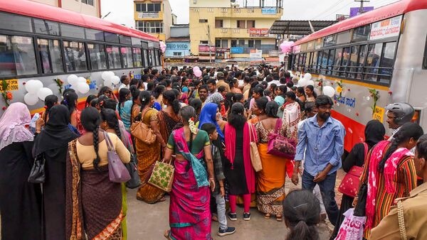 ಬಸ್ ಟಾಪ್ ಮೇಲೆ ಪ್ರಯಾಣಿಸಲು ಅವಕಾಶ ಕೊಡಿ ಎಂದು ವಿದ್ಯಾರ್ಥಿಗಳ ಆಗ್ರಹ