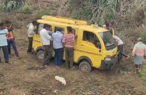 ಶಾಲಾ ವಾಹನ ಪಲ್ಟಿ; 37 ಮಕ್ಕಳಿಗೆ ಗಾಯ