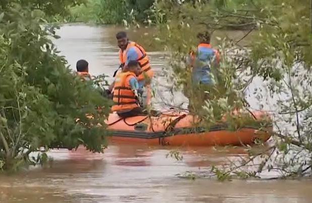 ಆತ್ಮಹತ್ಯೆ ಮಾಡಿಕೊಳ್ಳಲು ಜಿಗಿದದ್ದು ನದಿಗೆ, ಸಿಲುಕಿಕೊಂಡಿದ್ದು ಮರದ ಟೊಂಗೆಗೆ!