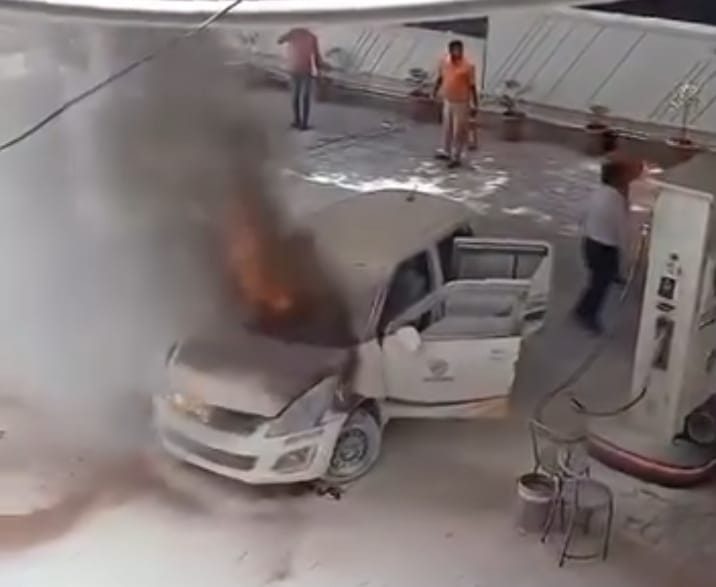 ಬೆಳಗಾವಿಯ ಪೆಟ್ರೋಲ್ ಬಂಕ್ ನಲ್ಲೇ ಕಾರಿಗೆ ಹೊತ್ತಿಕೊಂಡಿತು ಬೆಂಕಿ!