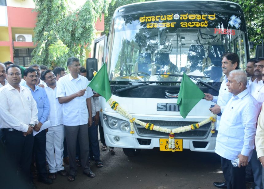 ವಾರ್ತಾ ಇಲಾಖೆಯ ಪತ್ರಕರ್ತರ ವಾಹನಕ್ಕೆ ಸಚಿವ ಸತೀಶ ಜಾರಕಿಹೊಳಿ ಹಸಿರು ನಿಶಾನೆ