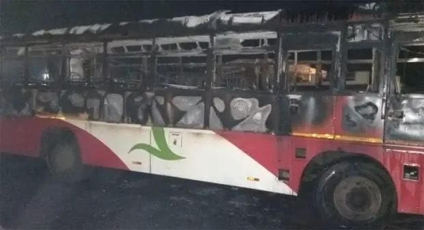 ಮಹಾರಾಷ್ಟ್ರದಲ್ಲಿ ಮರಾಠಾ ಮೀಸಲಾತಿಗೆ ಆಗ್ರಹಿಸಿ ಕರ್ನಾಟಕ ಬಸ್ಸಿಗೆ ಬೆಂಕಿ ಹಚ್ಚಿದ ಹೋರಾಟಗಾರರು!