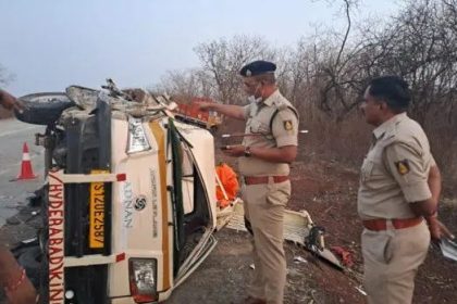ಕಾರ್ಮಿಕರನ್ನು ಸಾಗಿಸುತ್ತಿದ್ದ ವಾಹನಕ್ಕೆ ಟ್ರಕ್ ಡಿಕ್ಕಿ; 4 ಸಾವು