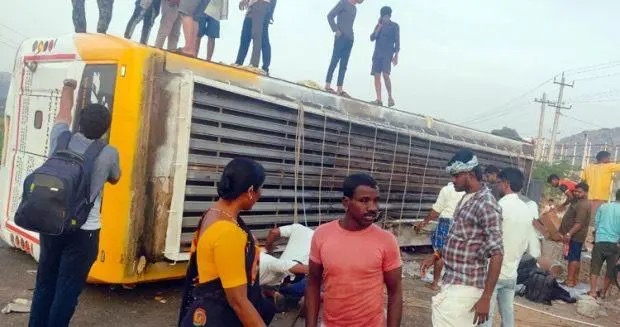 ಬೆಳಗಾವಿಗೆ ಹೊರಟಿದ್ದ ಖಾಸಗಿ ಬಸ್ ಪಲ್ಟಿ; 10 ಪ್ರಯಾಣಿಕರಿಗೆ ಗಂಭೀರ ಗಾಯ