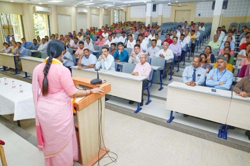 ಕೇವಲ 1 ರೂಪಾಯಿಗೆ ಕಾಂಗ್ರೆಸ್ ಜಮೀನು ನೀಡಿದ್ದರಿಂದ ಕೆಎಲ್‌ ಇ ಆಸ್ಪತ್ರೆ ಮತ್ತು ವಿಶ್ವವಿದ್ಯಾಲಯ ಬೆಳೆದು ನಿಂತಿದೆ
