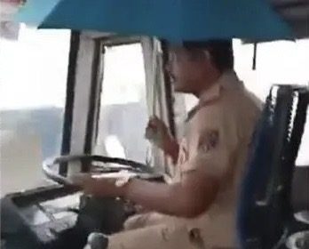 ಸೋರದಿದ್ದರೂ ಮೋಜಿಗಾಗಿ ಕೊಡೆ ಹಿಡಿದು ಬಸ್ ಚಾಲನೆಯ ವಿಡಿಯೋ ಮಾಡಿ ಅಮಾನತ್ತಾದ ಚಾಲಕ, ಕಂಡಕ್ಟರ್!