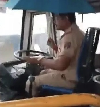 ಸೋರದಿದ್ದರೂ ಮೋಜಿಗಾಗಿ ಕೊಡೆ ಹಿಡಿದು ಬಸ್ ಚಾಲನೆಯ ವಿಡಿಯೋ ಮಾಡಿ ಅಮಾನತ್ತಾದ ಚಾಲಕ, ಕಂಡಕ್ಟರ್!