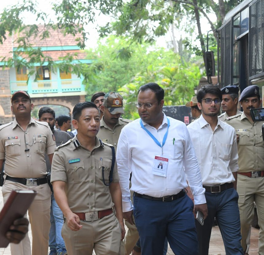 ನಿಷೇಧಾಜ್ಞೆ ಜಾರಿ, ಮೊಬೈಲ್ ನಿರ್ಬಂಧ