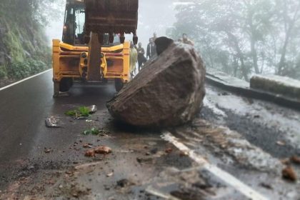 ಅಂಬೋಲಿ ಬಳಿ ರಸ್ತೆಗುರುಳಿದ ಬಂಡೆ