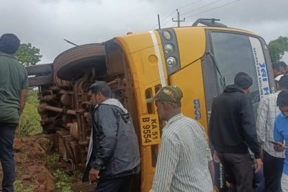 ಗೋಕಾಕ-ಪಾಶ್ಚಾಪುರ ರಸ್ತೆಯಲ್ಲಿ ಉರುಳಿದ ಶಾಲಾ ಬಸ್: ವಿದ್ಯಾರ್ಥಿಗಳಿಗೆ ಗಾಯ