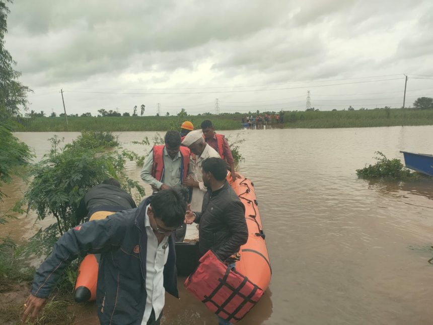 ಕೃಷ್ಣಾ ನದಿ ಮಹಾಪೂರ: ಅಥಣಿ ತಾಲೂಕಿನ ಗ್ರಾಮದ ಜನರ ಸ್ಥಳಾಂತರ