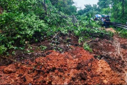 ಅನಮೋಡ ಬಳಿ ಗುಡ್ಡ ಕುಸಿದು ಬೆಳಗಾವಿ-ಗೋವಾ ರಸ್ತೆ ಬಂದ್