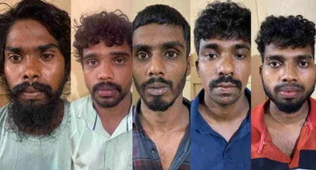 ಡ್ರಾಪ್ ಕೇಳಿದ ಬಾಲಕಿಯರ ಮೇಲೆ ಅತ್ಯಾಚಾರ; ಐವರ ಬಂಧನ ಡ್ರಾಪ್ ಕೇಳಿದ ಬಾಲಕಿಯರ ಮೇಲೆ ಅತ್ಯಾಚಾರ; ಐವರ ಬಂಧನ