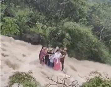 ಪ್ರವಾಹದಲ್ಲಿ ಕೊಚ್ಚಿ ಹೋದ ಕುಟುಂಬ; ಮೂವರ ಮೃತ್ಯು, ಇಬ್ಬರು ಮಕ್ಕಳು ನಾಪತ್ತೆ