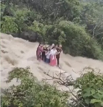 ಪ್ರವಾಹದಲ್ಲಿ ಕೊಚ್ಚಿ ಹೋದ ಕುಟುಂಬ; ಮೂವರ ಮೃತ್ಯು, ಇಬ್ಬರು ಮಕ್ಕಳು ನಾಪತ್ತೆ