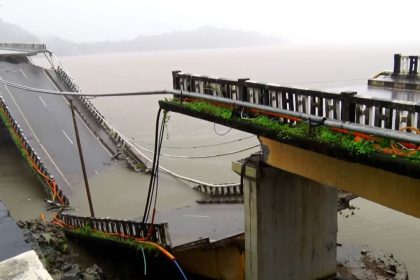 ಕಾರವಾರ ಕೋಡಿಬಾಗ ಸೇತುವೆ ಕುಸಿತ: ಕೊಚ್ಚಿ ಹೋದ ಟ್ರಕ್