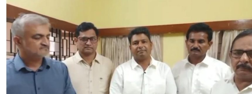 ಕಿತ್ತೂರು ಉತ್ಸವಕ್ಕೆ ಕಡೆಗಣನೆ : ಉತ್ಸವ ಬಹಿಷ್ಕರಿಸಲು ಮುಂದಾದ ಚನ್ನಮ್ಮ ವಂಶಜರು ಕಿತ್ತೂರು ಉತ್ಸವಕ್ಕೆ ಕಡೆಗಣನೆ : ಉತ್ಸವ ಬಹಿಷ್ಕರಿಸಲು ಮುಂದಾದ ಚನ್ನಮ್ಮ ವಂಶಜರು