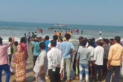 ಬಂದರು ನಿರ್ಮಾಣ ವಿರೋಧಿಸಿ ಜೀವ ಲೆಕ್ಕಿಸದೇ ಸಮುದ್ರಕ್ಕಿಳಿದು ಬೃಹತ್ ಪ್ರತಿಭಟನೆ