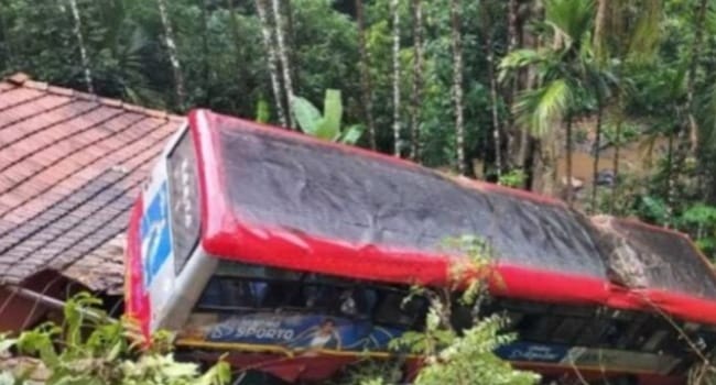 ಮನೆ ಮೇಲೆ ಬಿದ್ದ ಬಸ್!