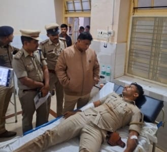 ಹಲ್ಲೆಗೆ ಯತ್ನಿಸಿದ ಅತ್ಯಾಚಾರ ಆರೋಪಿಯ ಕಾಲಿಗೆ ಗುಂಡು, ೨ ಪೋಲೀಸರಿಗೆ ಗಾಯ