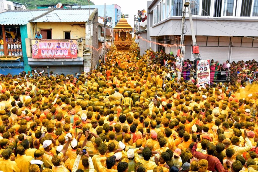 ಗೋಕಾಕದಲ್ಲಿ ಅದ್ಧೂರಿ ರಥೋತ್ಸವ ಆರಂಭ: ಭಂಡಾರದಲ್ಲಿ ಮಿಂದೆದ್ದ ಲಕ್ಷಾಂತರ ಜನ