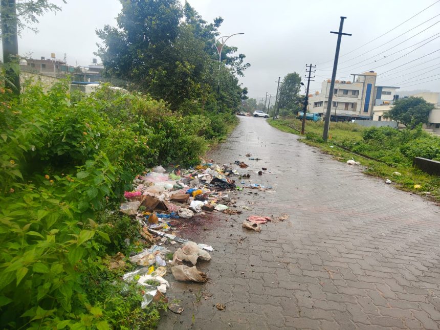 ಗಬ್ಬೆದ್ದು ನಾರುತ್ತಿರುವ ರಾಮತೀರ್ಥ ನಗರಕ್ಕೆ 10 ದಿನಗಳಿಂದ ನೀರು ಸರಬರಾಜಿಲ್ಲ!