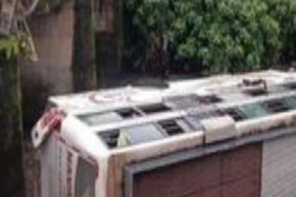 ಹಳ್ಳಕ್ಕೆ ಬಿದ್ದ ಬೆಳಗಾವಿ-ಮಂಗಳೂರು ಬಸ್: ಓರ್ವ ಪ್ರಯಾಣಿಕನ ಸಾವು, ಹಲವರಿಗೆ ಗಾಯ