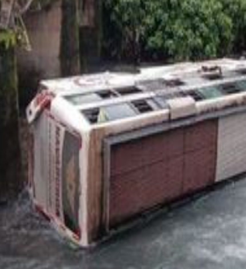 ಹಳ್ಳಕ್ಕೆ ಬಿದ್ದ ಬೆಳಗಾವಿ-ಮಂಗಳೂರು ಬಸ್: ಓರ್ವ ಪ್ರಯಾಣಿಕನ ಸಾವು, ಹಲವರಿಗೆ ಗಾಯ