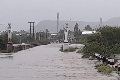 ಗೋಕಾಕ ಸಂಪರ್ಕ ಕಲ್ಪಿಸುವ ಲೋಳಸೂರ ಸೇತುವೆ ಮುಳುಗಡೆ: ದಶಕಗಳಿಂದ ನೆನೆಗುದಿಗೆ ಬಿದ್ದಿರುವ ಹೊಸ ಸೇತುವೆ ಕಾರ್ಯ!