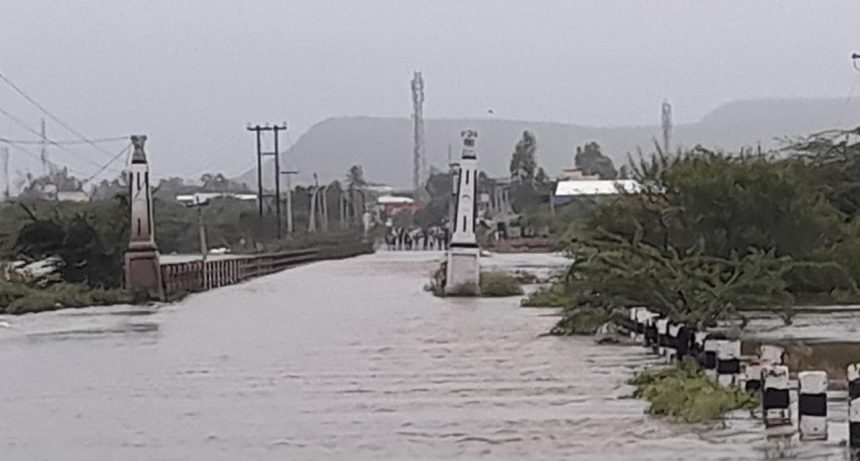ಗೋಕಾಕ ಸಂಪರ್ಕ ಕಲ್ಪಿಸುವ ಲೋಳಸೂರ ಸೇತುವೆ ಮುಳುಗಡೆ: ದಶಕಗಳಿಂದ ನೆನೆಗುದಿಗೆ ಬಿದ್ದಿರುವ ಹೊಸ ಸೇತುವೆ ಕಾರ್ಯ!