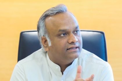 10 ವರ್ಷಗಳಲ್ಲಿ ಮೋದಿ ಸರಕಾರ ಮಾಡಿದ 130 ಲಕ್ಷ ಕೋಟಿ ರೂ. ಸಾಲದ ಹಣ ಎಲ್ಲಿ ಹೋಯ್ತು? : ಪ್ರಿಯಾಂಕ ಖರ್ಗೆ ಪ್ರಶ್ನೆ