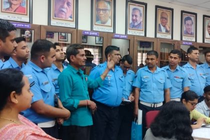 ಶಹಾಪುರ ರವೀಂದ್ರ ಕೌಶಿಕ್ ಗ್ರಂಥಾಲಯಕ್ಕೆ ಭೇಟಿ ನೀಡಿ ಮಾಹಿತಿ ಪಡೆದುಕೊಂಡ ವಾಯುದಳದ ಅಧಿಕಾರಿಗಳು, ಪ್ರಶಿಕ್ಷಣಾರ್ಥಿಗಳು