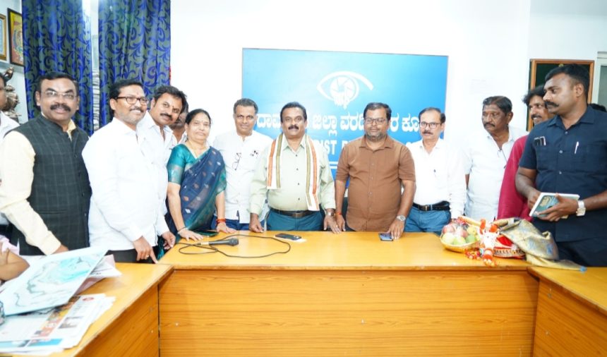 ಗ್ರಾಮೀಣ ಪತ್ರಕರ್ತರ ಉಚಿತ ಬಸ್ ಪಾಸ್: ಕಠಿಣ ಷರತ್ತು ಸಡಿಲ: ರಿಯಾಯ್ತಿ ದರದಲ್ಲಿ ಬಡ ಪತ್ರಕರ್ತರಿಗೆ ನಿವೇಶನಕ್ಕೆ ಸಿಎಂ ಜೊತೆ ಚರ್ಚಿಸುವೆ: ಕೆ.ವಿ.ಪಿ ಗ್ರಾಮೀಣ ಪತ್ರಕರ್ತರ ಉಚಿತ ಬಸ್ ಪಾಸ್: ಕಠಿಣ ಷರತ್ತು ಸಡಿಲ: ರಿಯಾಯ್ತಿ ದರದಲ್ಲಿ ಬಡ ಪತ್ರಕರ್ತರಿಗೆ ನಿವೇಶನಕ್ಕೆ ಸಿಎಂ ಜೊತೆ ಚರ್ಚಿಸುವೆ: ಕೆ.ವಿ.ಪಿ