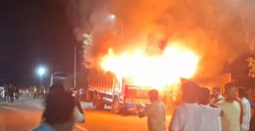 ಗೋಮಾಂಸ ಸಾಗಾಟ ಆರೋಪಿಸಿ ಐನಾಪುರದಲ್ಲಿ ಲಾರಿಗೆ ಬೆಂಕಿ: 7 ಜನ ಪೊಲೀಸ್ ವಶಕ್ಕೆ