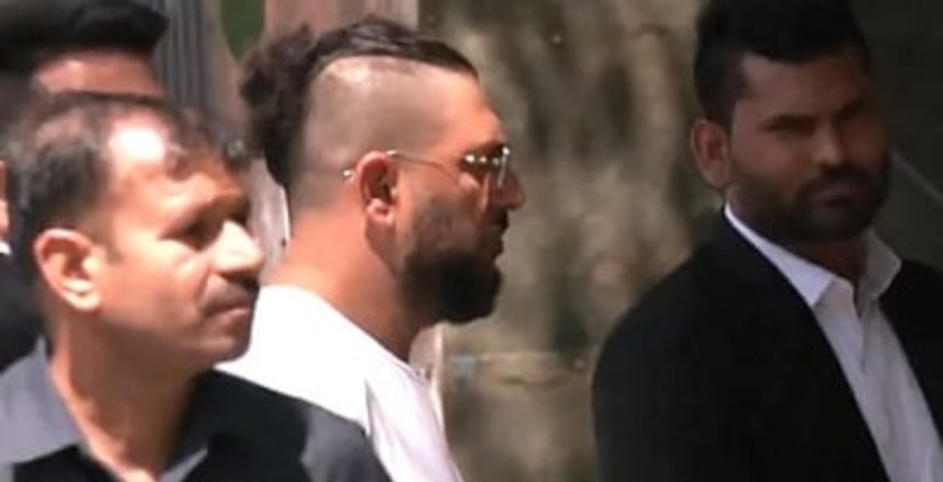 ಆನ್ ಲೈನ್ ಬೆಟ್ಟಿಂಗ್ ವಿಚಾರಣೆಗೆ ಹಾಜರಾದ ಯುವರಾಜ ಸಿಂಗ್ ಆನ್ ಲೈನ್ ಬೆಟ್ಟಿಂಗ್ ವಿಚಾರಣೆಗೆ ಹಾಜರಾದ ಯುವರಾಜ ಸಿಂಗ್