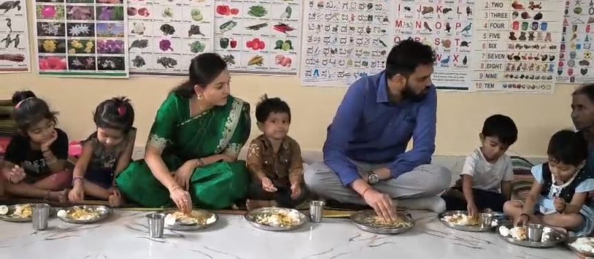 ಅಂಗನವಾಡಿ ಮಕ್ಕಳೊಂದಿಗೆ ಕುಳಿತು ಬಿಸಿಯೂಟ ಸವಿದ ಧಾರವಾಡ ಡಿಸಿ, ಸಿಇಒ